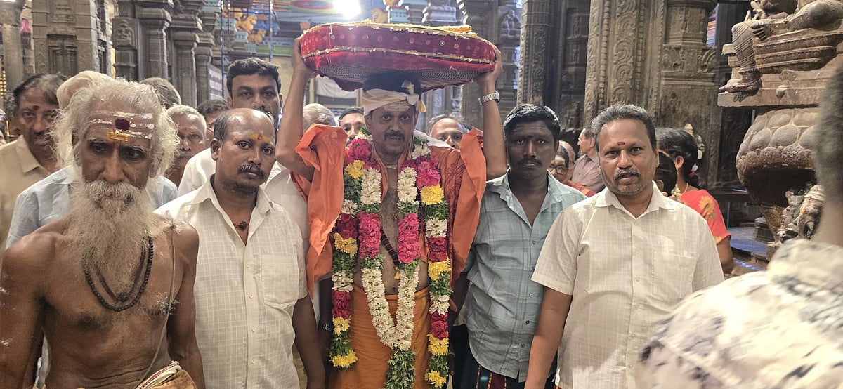விறகு விற்ற லீலை; திருவிளையாடல் நாயகரின் விளையாடல் - கையில் யாழ், தலையில் விறகு | Album