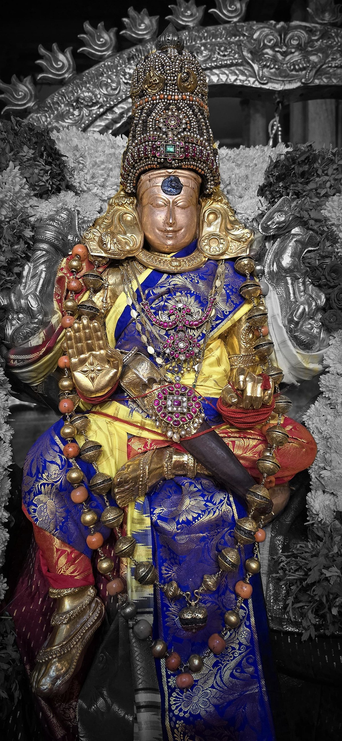 மதுரை: மீனாட்சி சுந்தரேசுவரர் ஆவணித் திருவிழா; சப்தாவர்ண சப்பரம் | Photo Album