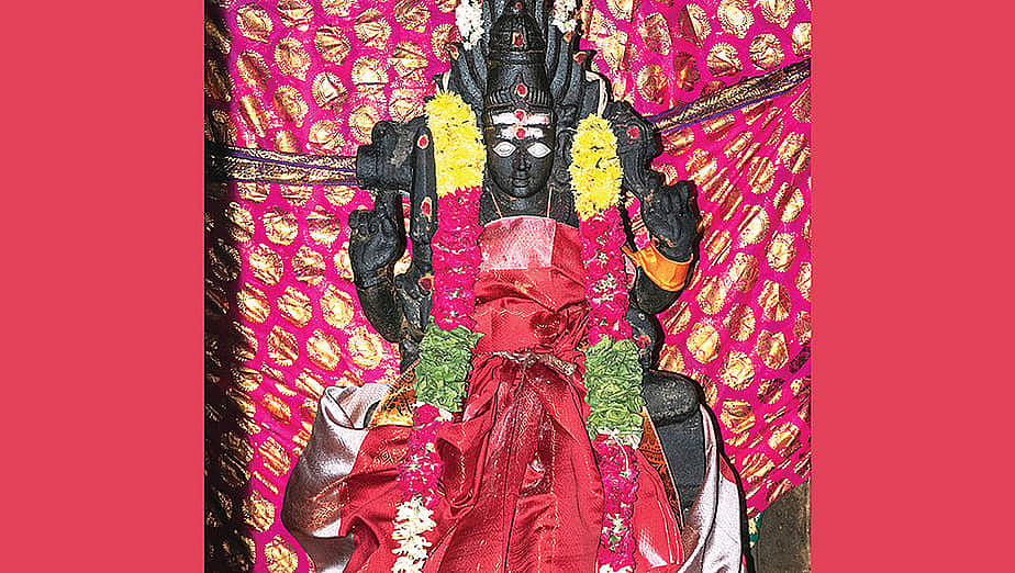 புதுக்கோட்டை மாவட்டம், காளப்பனூர் முத்துமாரியம்மன்: பேசாத குழந்தைகளைப் பேசவைக்கும் தாய்!