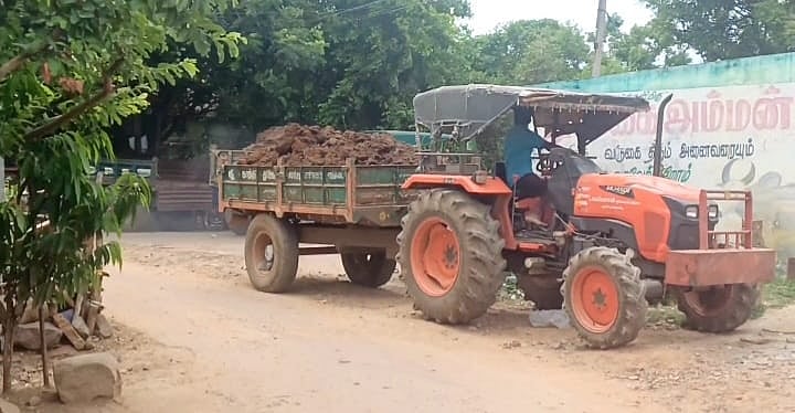 700 ஏக்கர் கண்மாயில் தொடரும் மணல் முறைகேடு - விவசாயிகள் புகார்; அதிகாரிகள் நடவடிக்கை எடுப்பார்களா?
