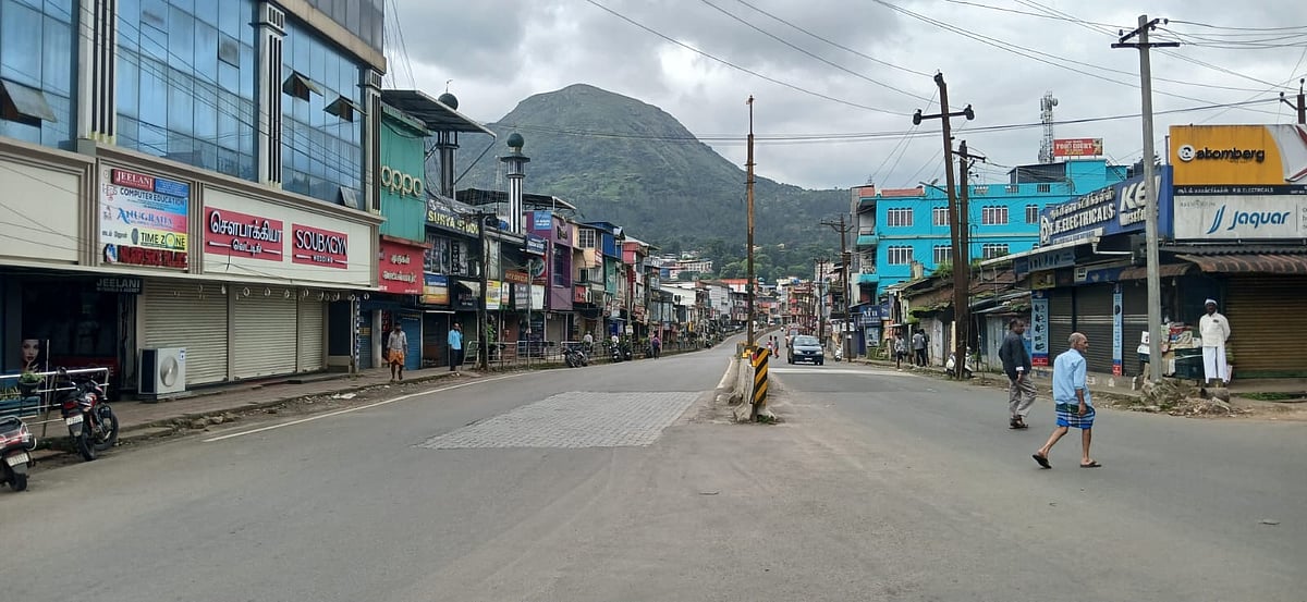 கூடலூர்: ஆட்கொல்லி புலி விவகாரம்; 2-வது நாளாக தொடரும் வேலை நிறுத்தம்! -  பதற்றத்தில் காவல்துறை!