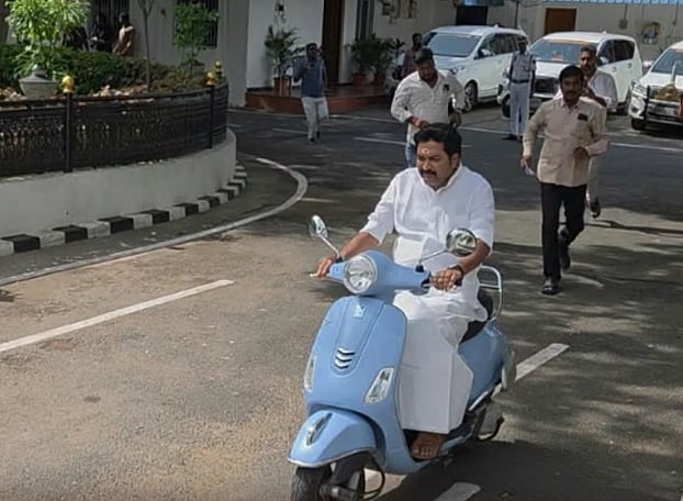 புதுச்சேரி: `கார் கொடுத்தீங்க, டிரைவர்?- `ஹெல்மெட்’ அணியாமல் வந்த ஆளுங்கட்சி எம்எல்ஏ-வுக்கு அபராதம்