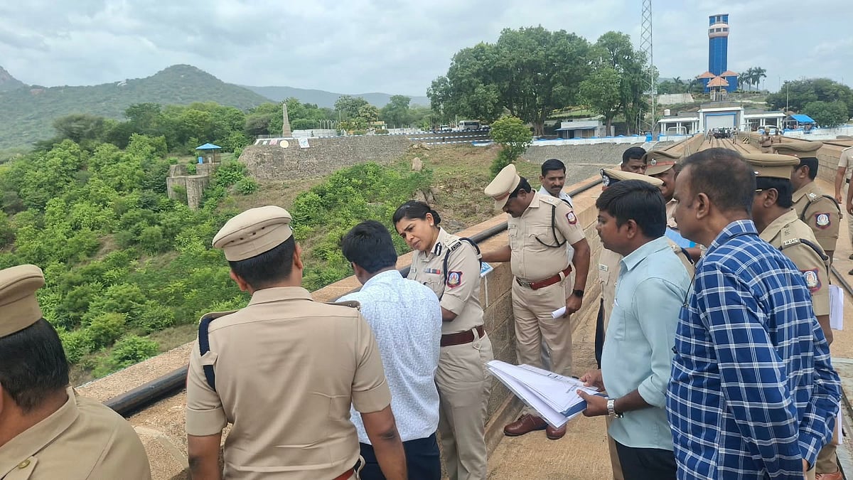 மேட்டூர் அணையில் காவல்துறையினர் 