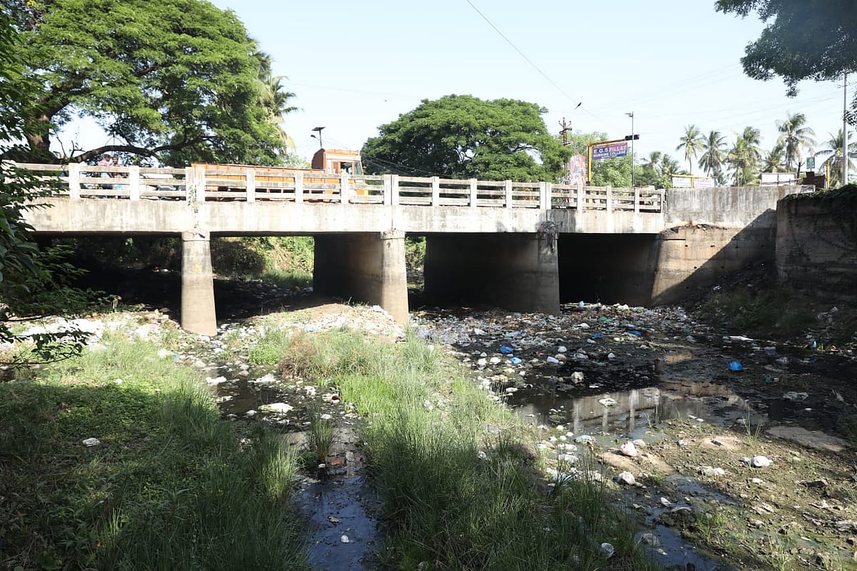 கழிவுகள் கொட்டும் இடமாக மாறிய வாழவாய்க்கால்: கேள்விக்குறியான சுகாதாரம்; முகம்சுளிக்கும் மக்கள்!