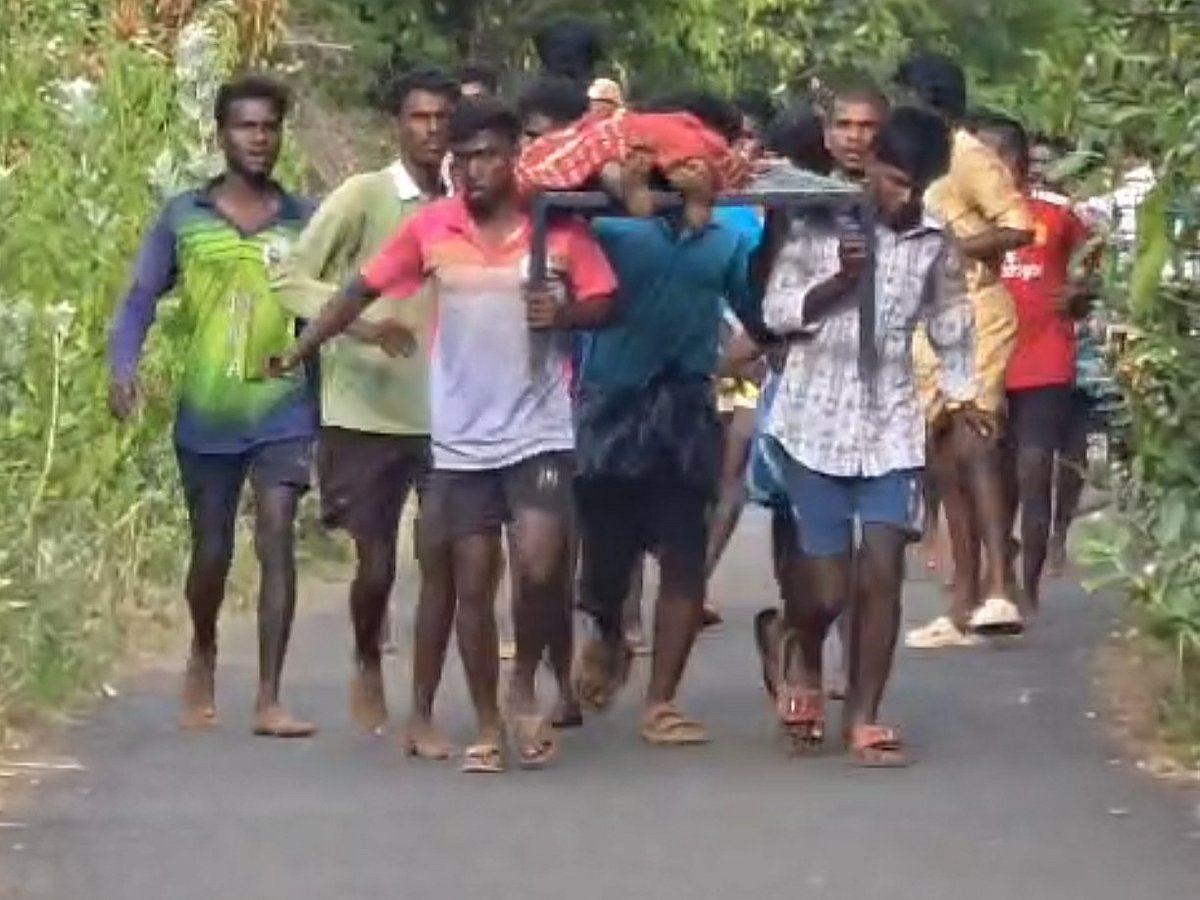ராசுவின் உடலை மீட்டு கொண்டு செல்லும் ஊர்மக்கள்