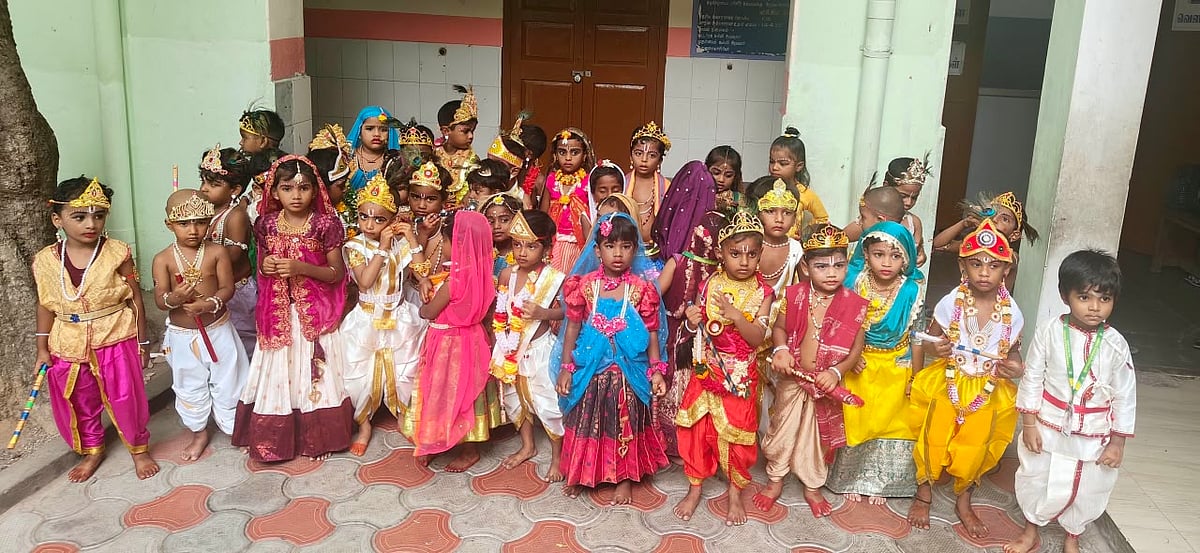 ஈரோடு: கிருஷ்ண ஜயந்தியை முன்னிட்டு கிருஷ்ணர் - ராதை வேடமிட்ட பள்ளிக் குழந்தைகள்! | Photo Album