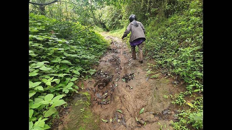 தினமும் மலை மீது 10 கிமீ ஏறிச்செல்வேன் - 2 மாணவிகளுக்காக கல்வி கற்றுக்கொடுக்கும் ஆசிரியர்
