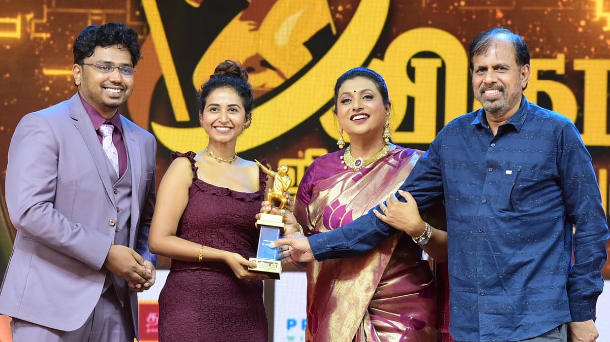 `அனைத்துப் புத்தகங்களையும் தொட்டுக் கும்பிட்டு புனிதமாக்க விரும்பவில்லை- ஆர்ஜே ஆனந்தி