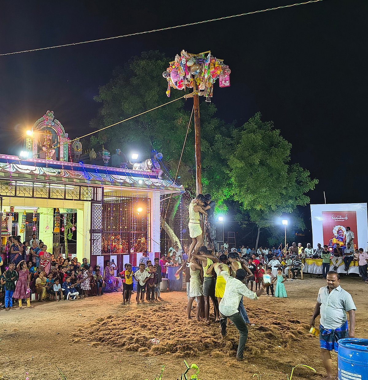நெல்லை: குலவணிகர்புரம் கிருஷ்ண ஜெயந்தி விழா! ராதை - கிருஷ்ணா அலங்காரம்! வழுக்கு மரம் ஏறிய இளைஞர்கள்!