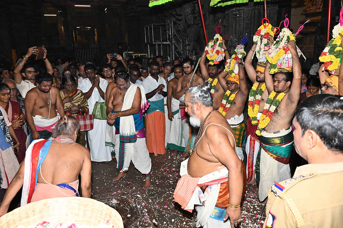 மதுரை: வேத மந்திரங்கள் முழங்க... கும்பாபிஷேகத்துக்குத் தயாராகும் மீனாட்சி அம்மன் கோவில் |Photo Album