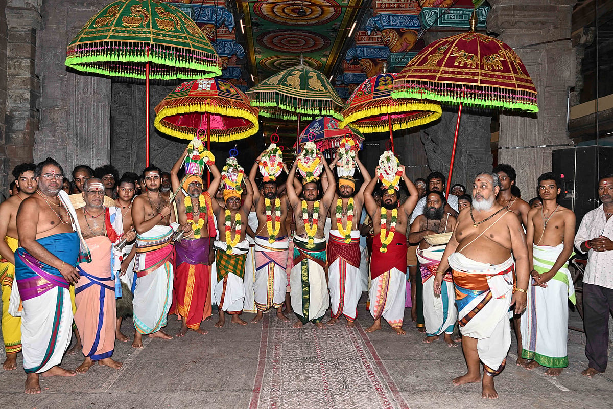 மதுரை: வேத மந்திரங்கள் முழங்க... கும்பாபிஷேகத்துக்குத் தயாராகும் மீனாட்சி அம்மன் கோவில் |Photo Album