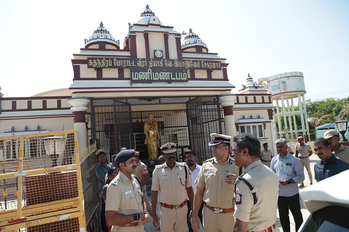 பாதுகாப்பு ஏற்பாடுகளை பார்வையிடும் போலீஸ் உயர் அதிகாரிகள்
