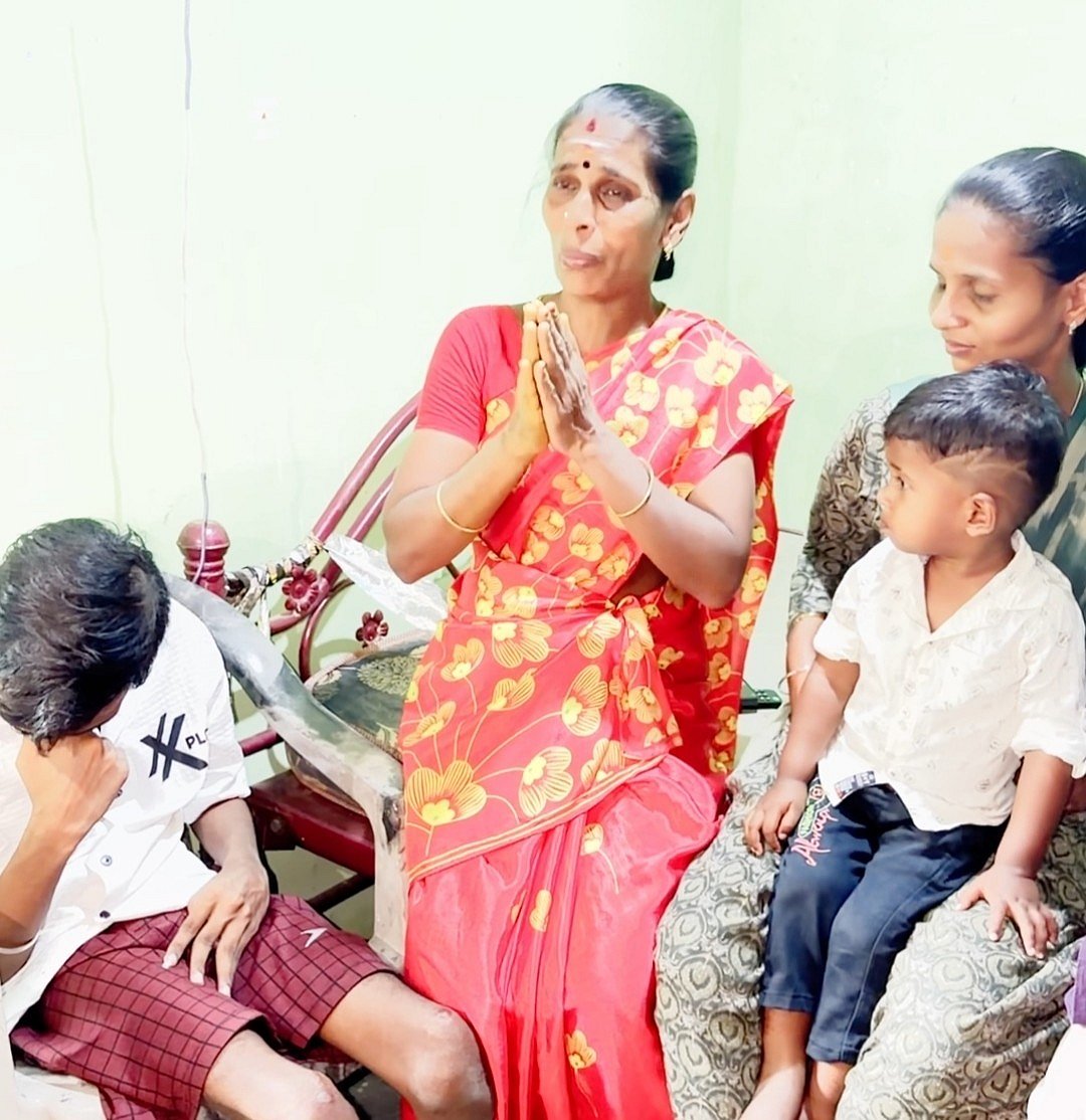 சேதமடைந்த வீட்டில் சிரமப்பட்ட மாற்றுத்திறனாளி விஜய் ரசிகர்; வீட்டைச் சீரமைத்து தந்த தவெக எம்.எல்.ஏ