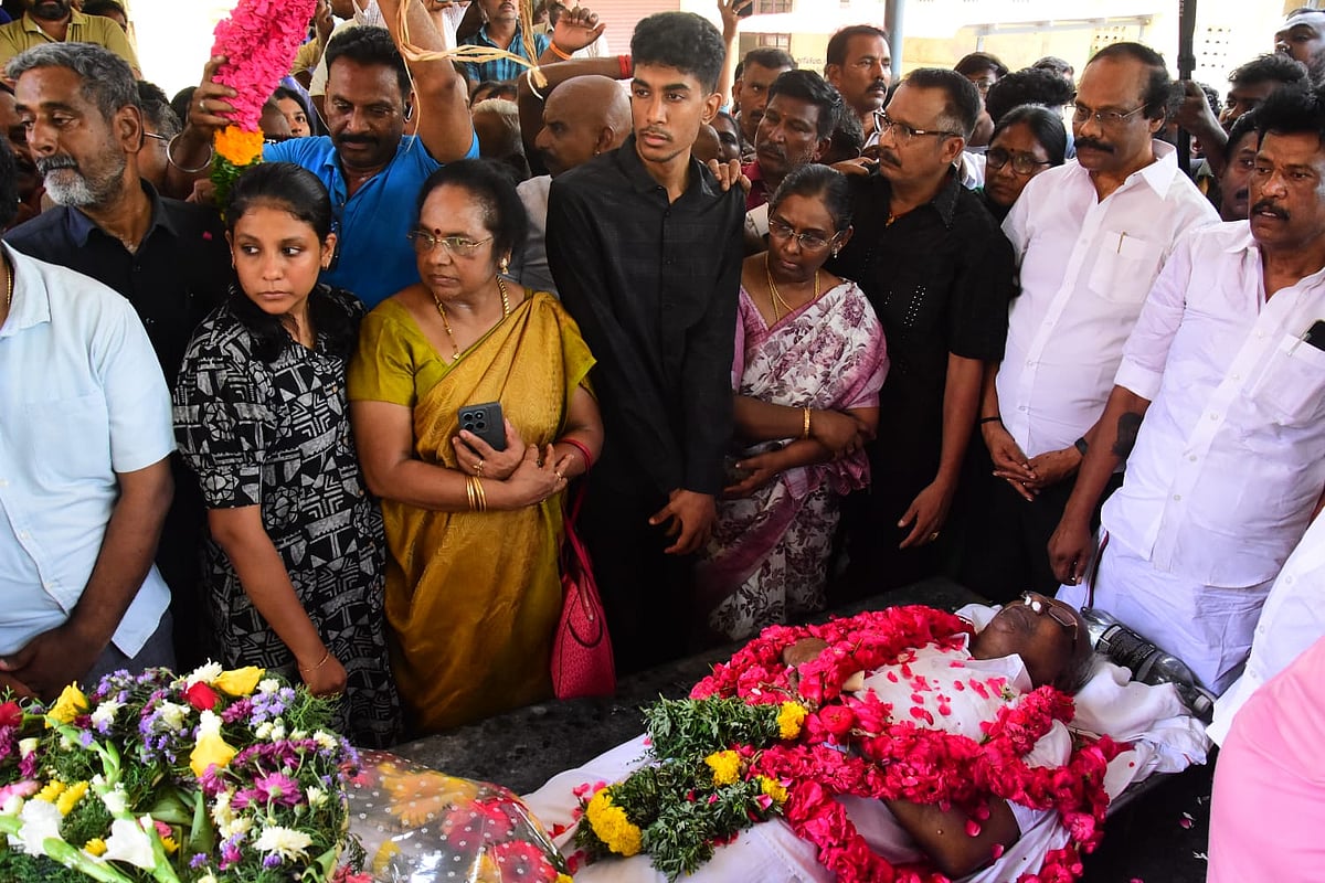 குண்டுகள் முழக்கம் இல்லாத அரசு மரியாதை; உயிலின்படி தகனம் செய்யப்பட்ட சாலமன் பாப்பையாவின் உடல்