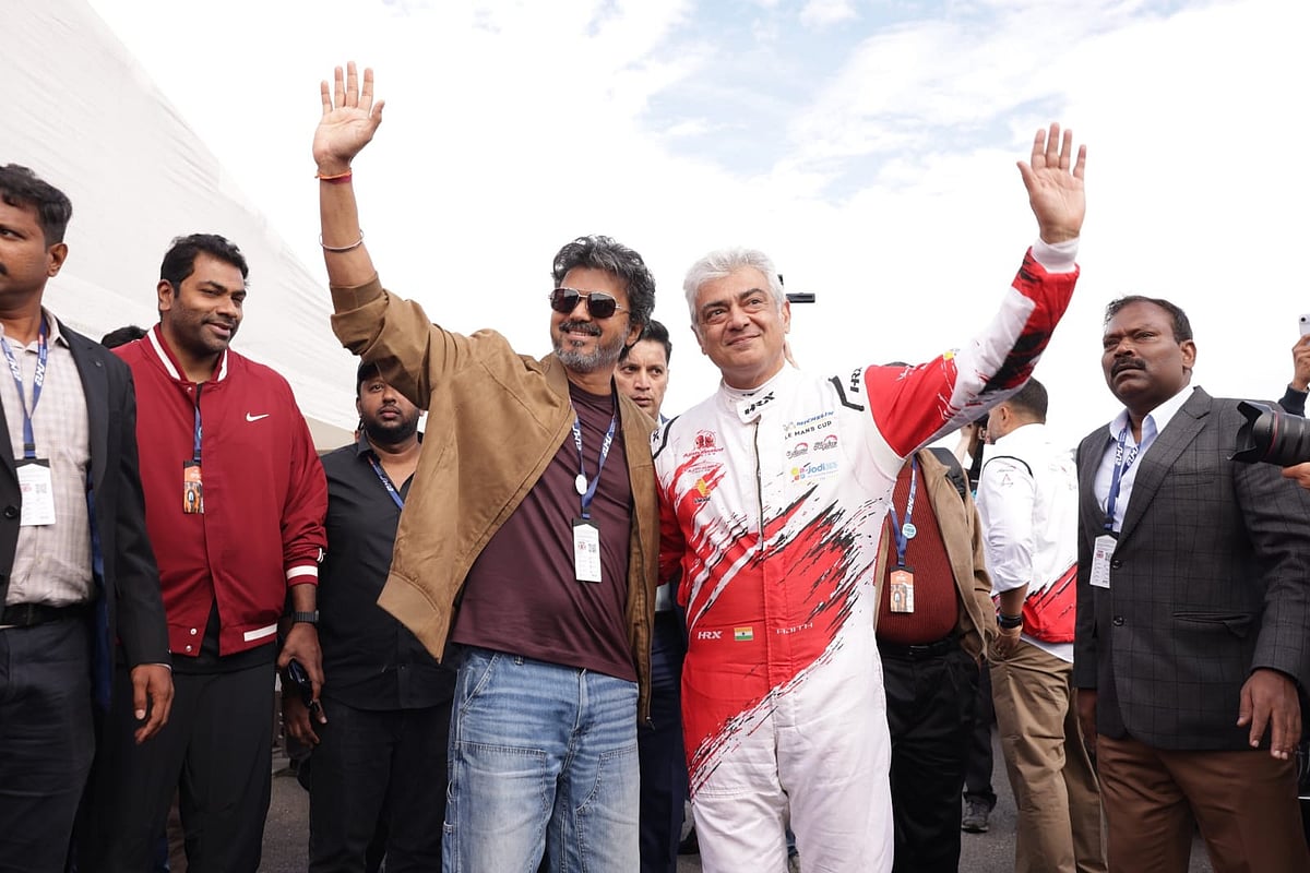 'தலைவரோட ரேஸிங் சூட்டோட போட்டோ எடுக்கணும்!' - குஷியான சி.எம் விஜய்; ஆரத்தழுவிய அஜித்!