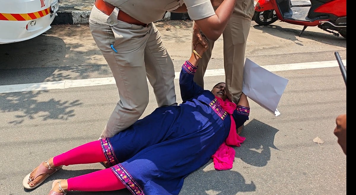 மதுரை பள்ளி மாணவன் மரணம்: கொலை வழக்காக மாற்றக் கோரி போராட்டம்; தரதரவென இழுத்துச் சென்ற போலீஸார்