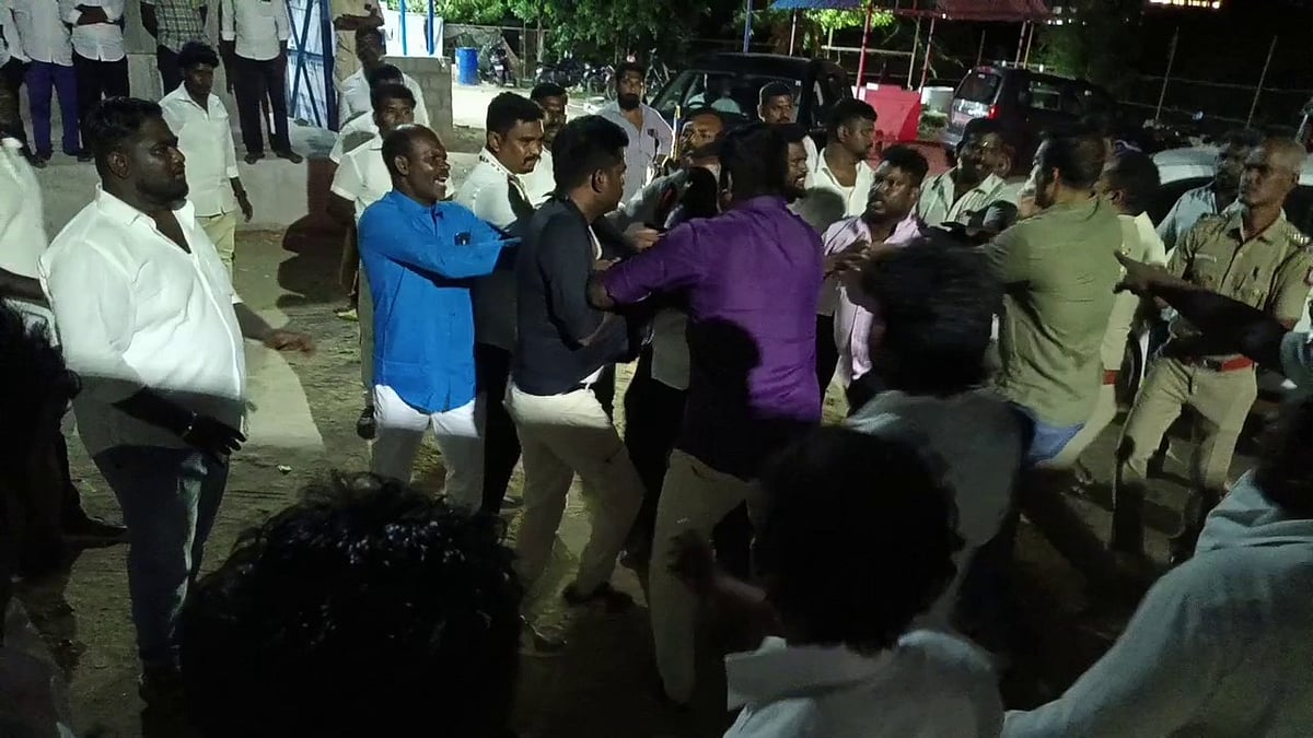 திருமாவளவன் முன்பு மோதிக்கொண்ட இரு அணியினர்