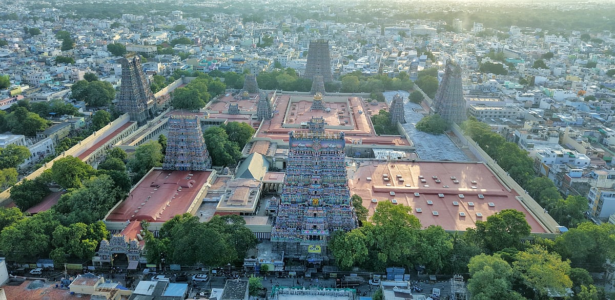 வண்ண விளக்குகளால் ஜொலிக்கும் மீனாட்சி அம்மன் கோவில்; கழுகுப் பார்வையில் கண்கொள்ளாக் காட்சி|Photos