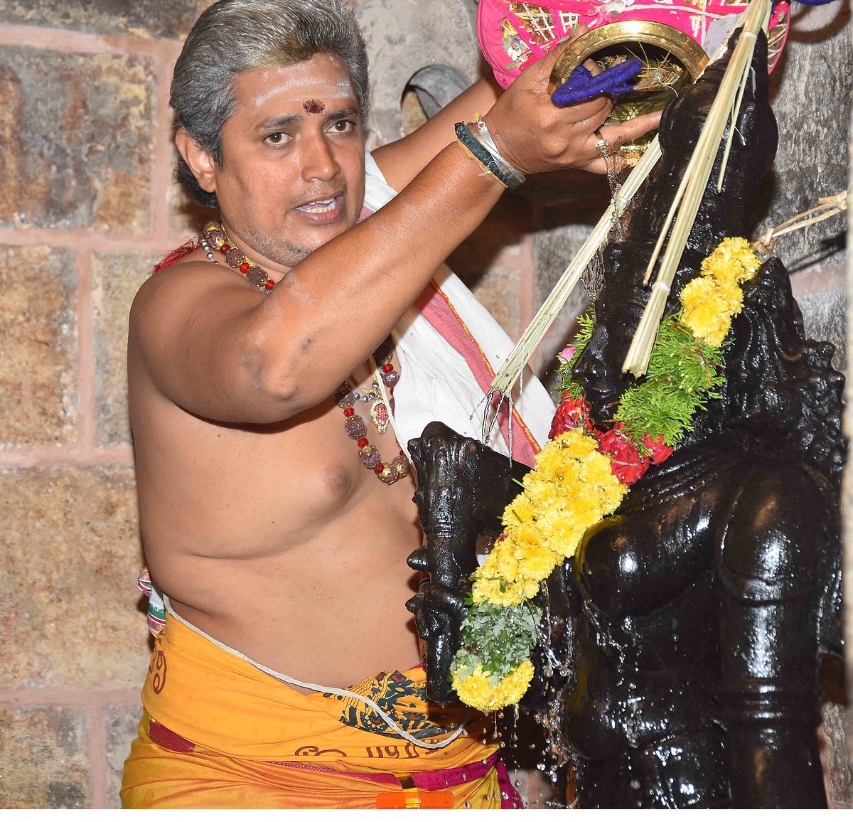 மதுரை மீனாட்சி அம்மன் கோயில்: பரிவார மூர்த்திகளுக்கு கும்பாபிஷேகம்... யாகசாலை பூஜைகள் | Album