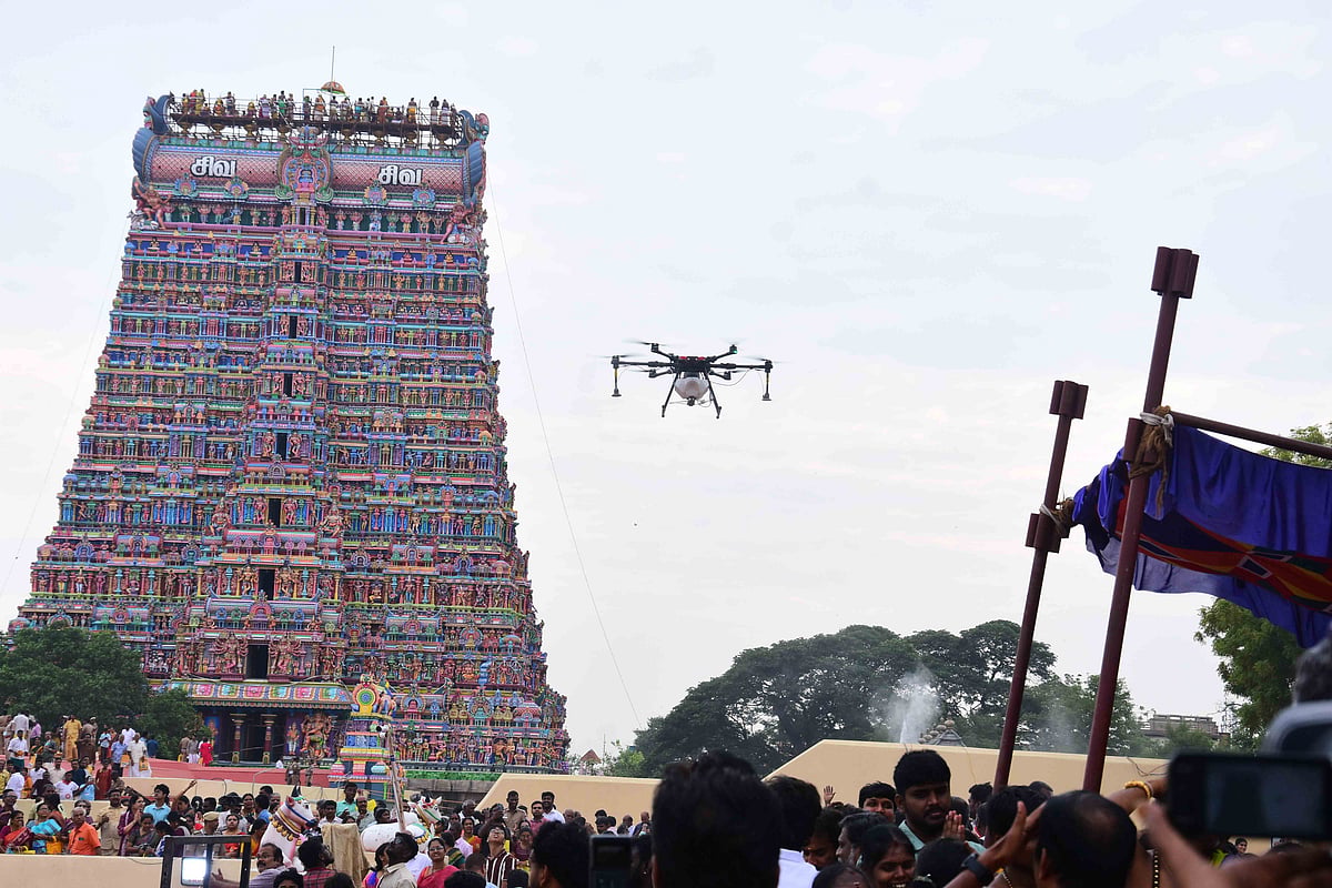 மதுரை: 17 ஆண்டுகளுக்குப் பிறகு... மீனாட்சி அம்மன் கோவில் மகா குடமுழுக்கு | Photo Album