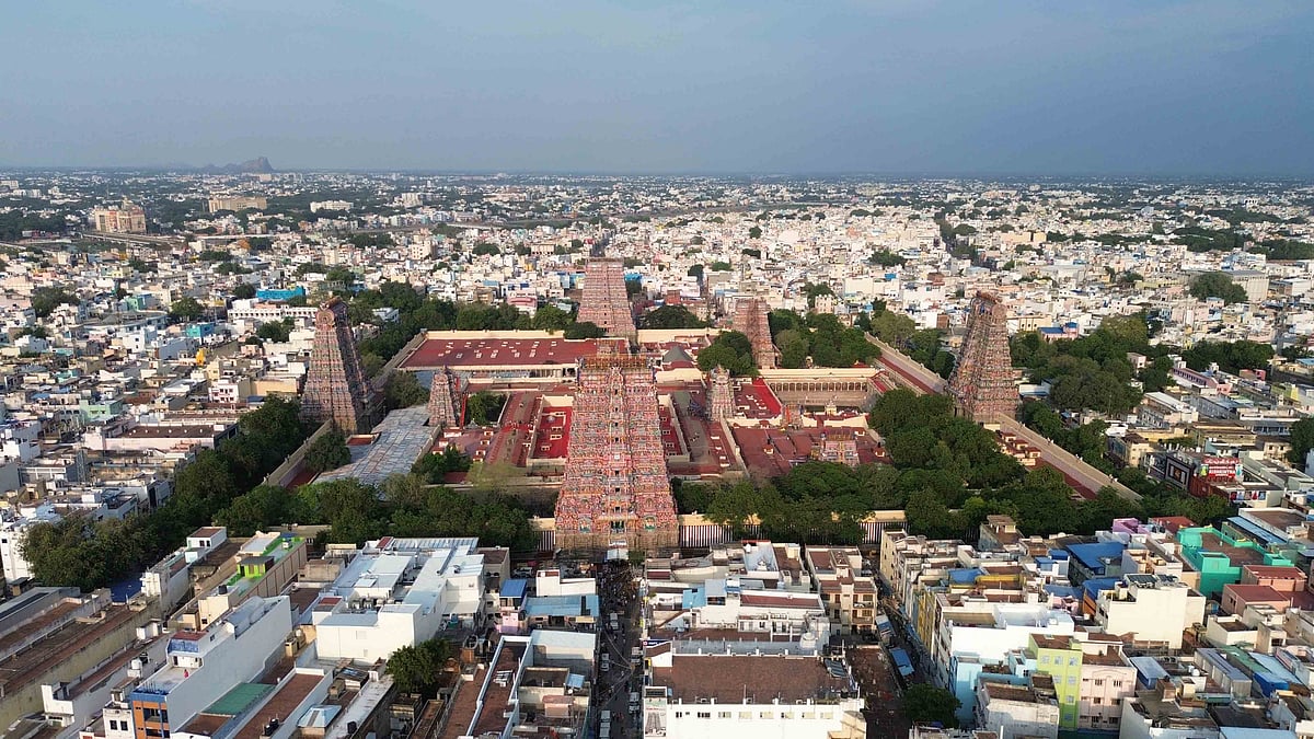 மதுரை மீனாட்சி அம்மன் கோவில்: கழுகுப் பார்வையில் கம்பீரமாய் காட்சியளிக்கும் கோபுரங்கள் | Photo Album