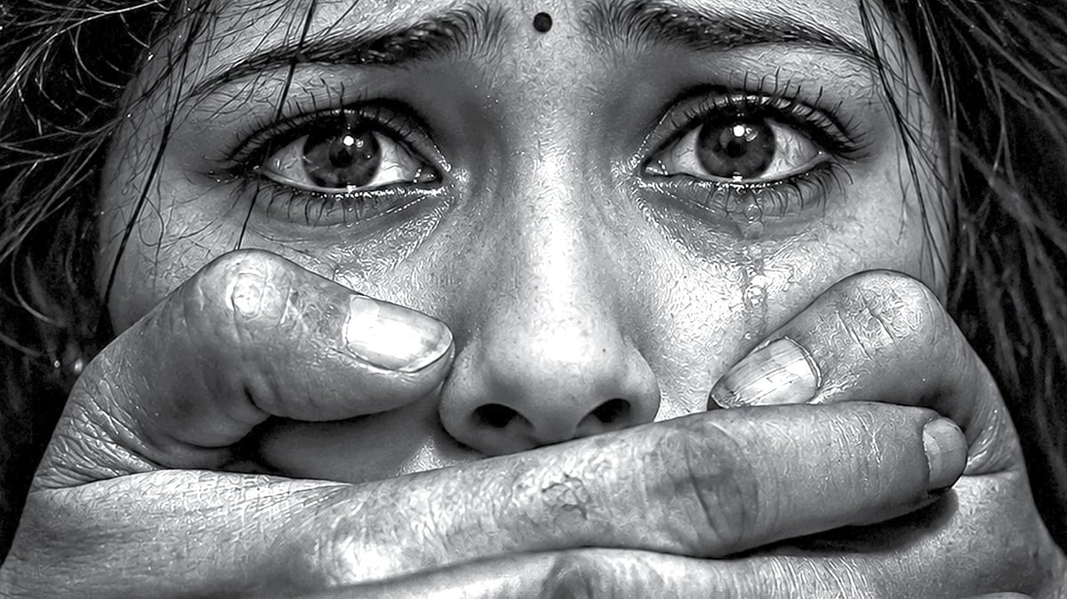நண்பருடன் கோயிலுக்கு சென்ற சிறுமி; போலீஸ் எனக்கூறி கூட்டு பாலியல் வன்கொடுமை - டெல்லி அதிர்ச்சி