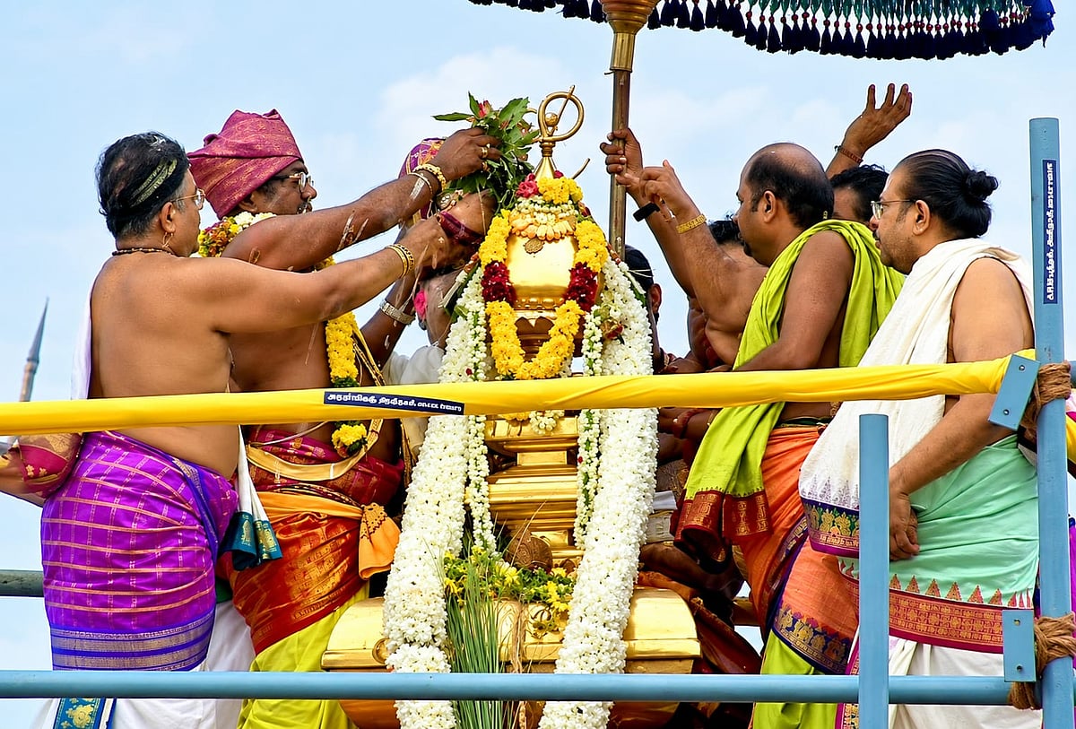 மீனாட்சி சுந்தரேஷ்வரா... கோஷத்துடன் நடந்த குடமுழுக்கு; நன்னீரால் குளிர்ந்த மதுரை மாநகரம்!