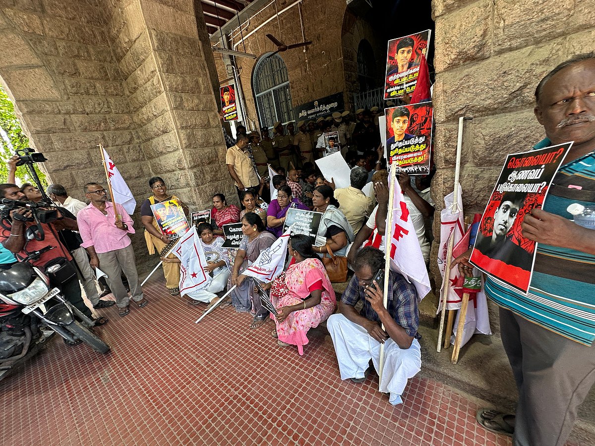 பள்ளி மாணவன் இறப்பு விவகாரம்: மதுரை ஆட்சியர் அலுவலகம் முற்றுகை; தள்ளுமுள்ளு... பரபரப்பு!