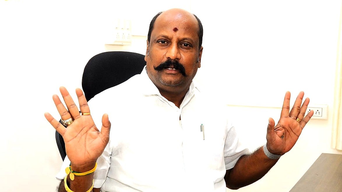 `3 மணிக்கே எழுந்து ஆய்வுக்குச் செல்கிறேன்; சின்னச்சின்ன பிரச்னைகளை... - அமைச்சர் தமிழன் பார்த்திபன்