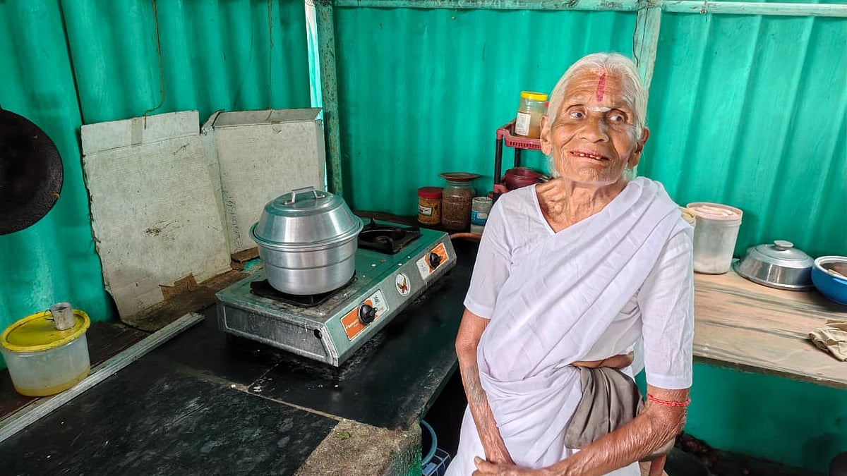 இலவச கேஸ் சிலிண்டரை 2 மாசமா நிறுத்திட்டாங்க; ஆனாலும்... - ரூ.1 இட்லி பாட்டியின் அன்பு சேவை!