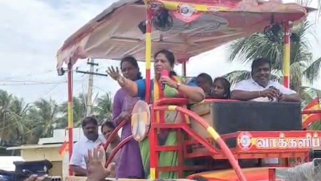 தாராபுரம்: தவெக வேட்பாளருக்கு எதிராக கொந்தளித்த மக்கள், பாதியில் நிறுத்தப்பட்ட தேர்தல் பிரசாரம்!