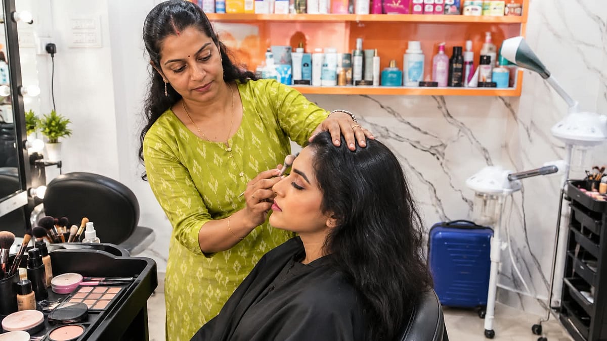 சொந்தக் காலில் நின்றதோடு இன்னொரு பெண்ணுக்கும் வேலைவாய்ப்பு; அழகு துறையில் அசத்தும் ஐஸ்வர்யா!