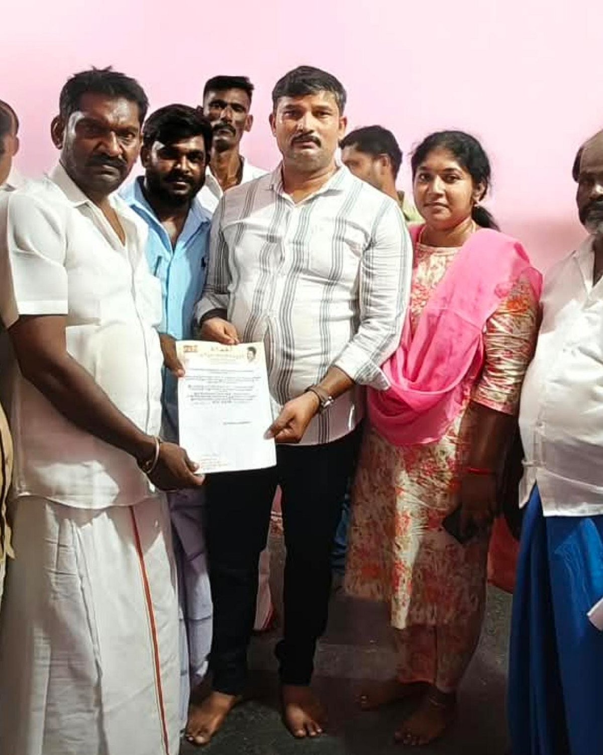 மனைவி தேவகியுடன் தாமோதரன்