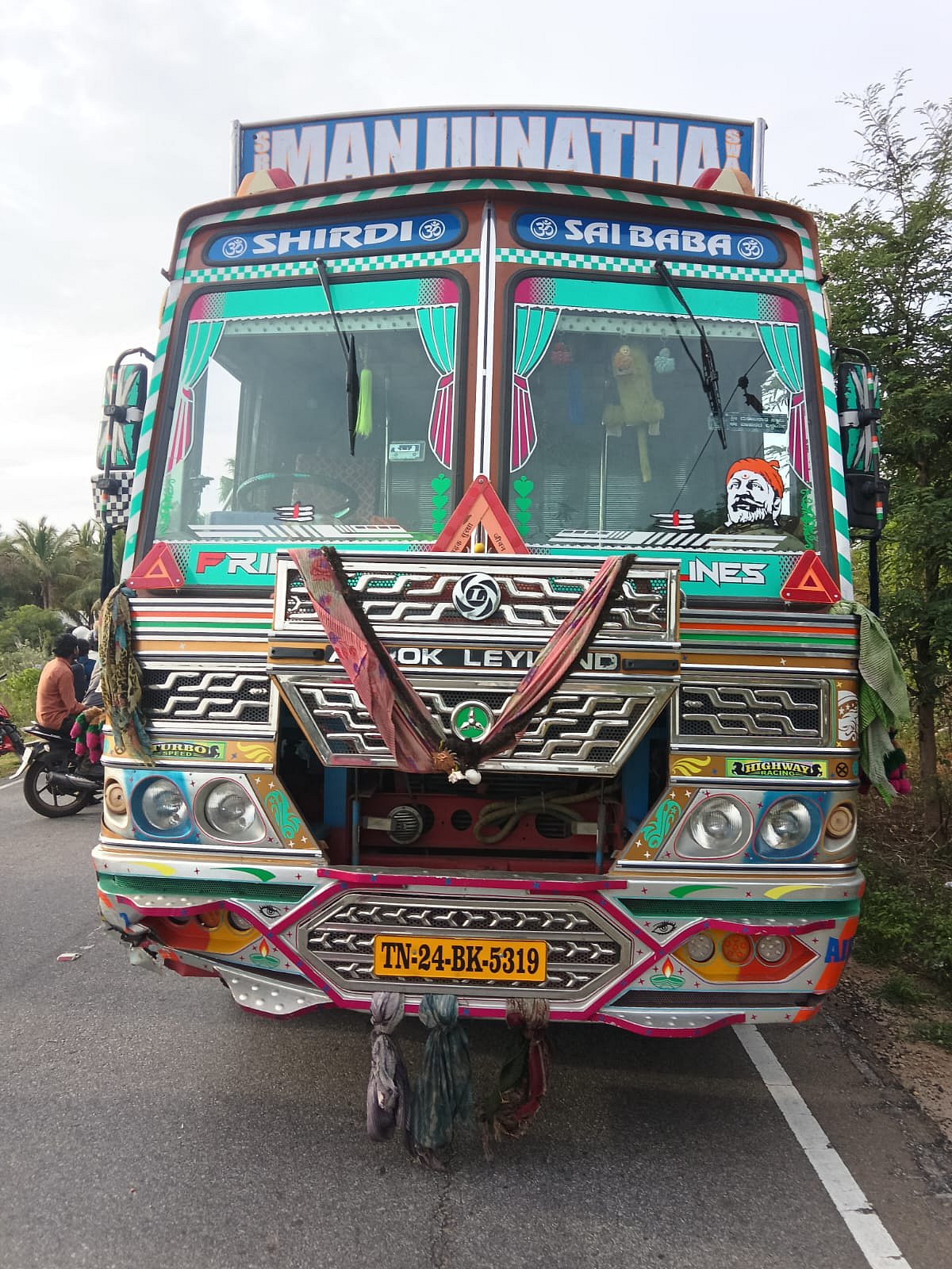 கிருஷ்ணகிரி: ஸ்கூட்டியில் சென்ற ஆசிரியர்கள் மீது மோதிய லாரி; உடன் சென்ற மாணவனுக்கும் நேர்ந்த சோகம்