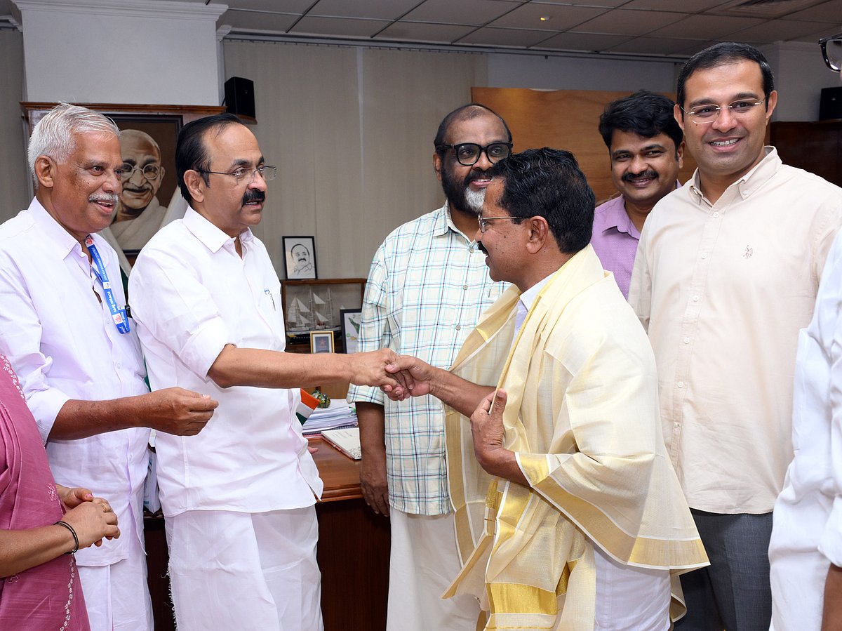 பேருந்து வாங்க ரூ.40 லட்சம் வழங்கிய ஜோஸ்