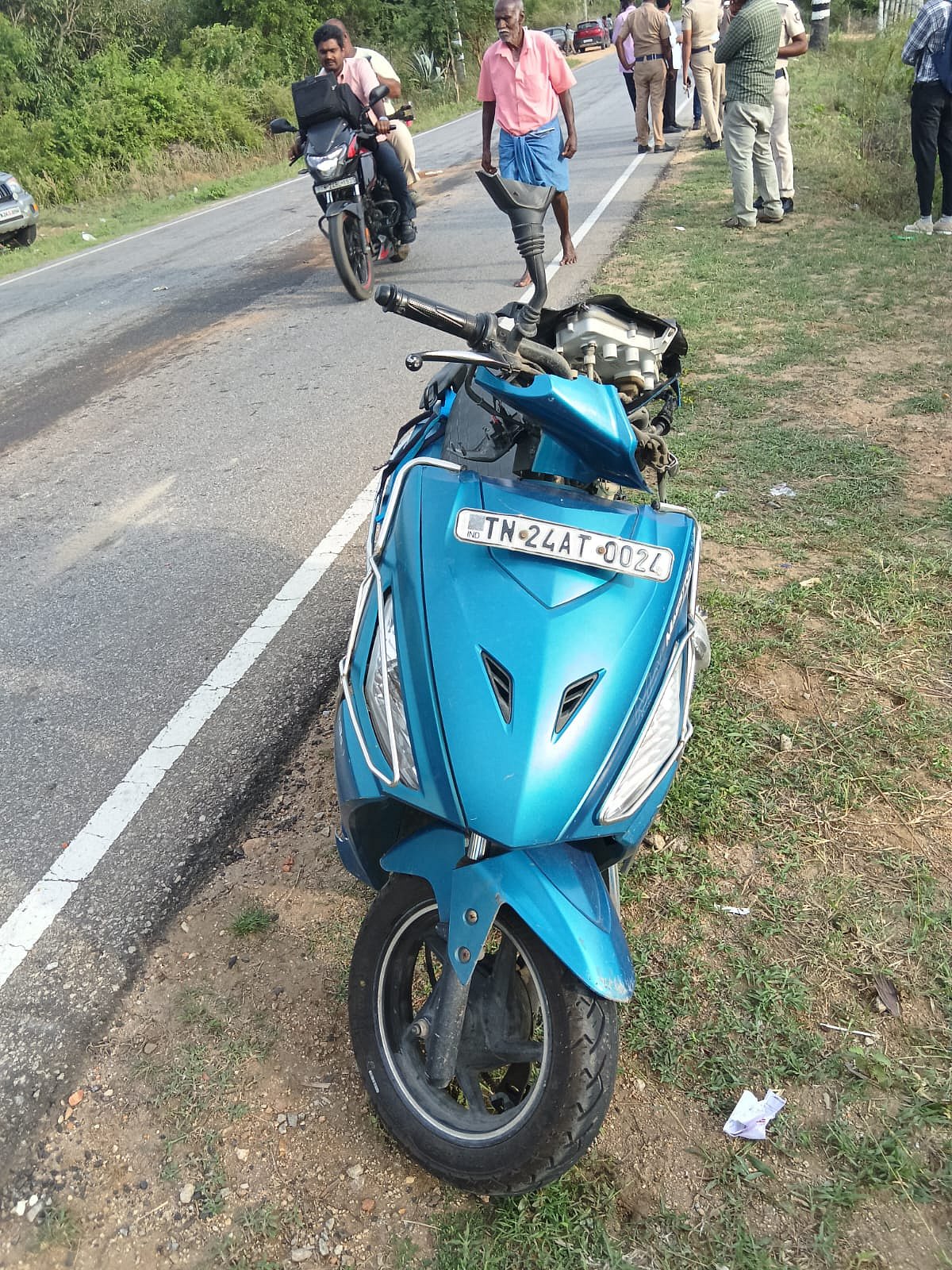அவர்கள் வந்த ஸ்கூட்டி