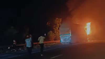தீப்பிடித்த பஸ்
