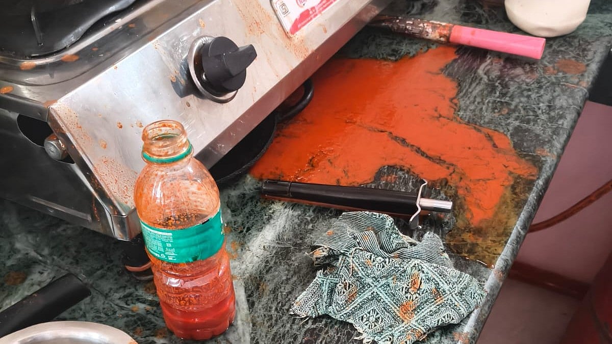 சிலிண்டரை மாற்றித்தர சொன்ன பாட்டி;  கண்ணில் மிளகாய் பொடித் தூவி இரண்டரை பவுன் செயினை பறித்த நபர்!