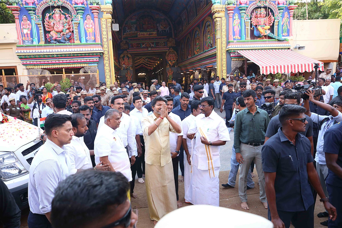 மதுரையின் ஆன்மிக அடையாளம்… மீனாட்சி அம்மனை தரிசித்த முதல்வர் விஜய்! | Album
