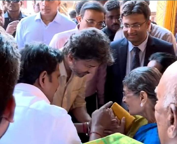 மீனாட்சி அம்மன் கோவிலில் தரிசனம்; அறங்காவலர் குழு தலைவர் ருக்மணி காலில் விழுந்து வணங்கிய முதல்வர்!