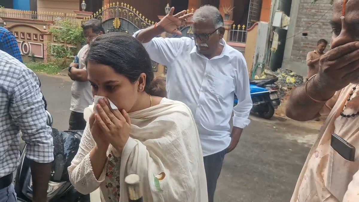 துணை ஆட்சியர் பூஜா உள்ளிட்ட அதிகாரிகள்