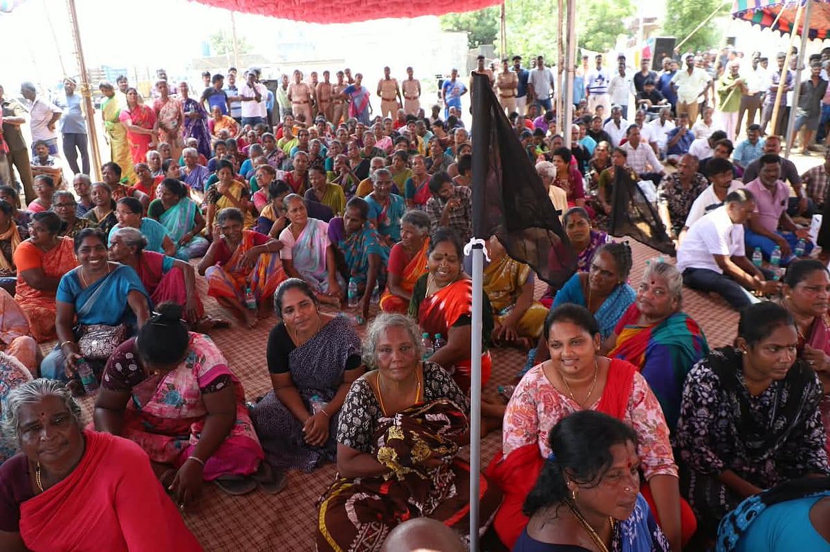 கருப்புக் கொடியோடு மீனவர்கள்