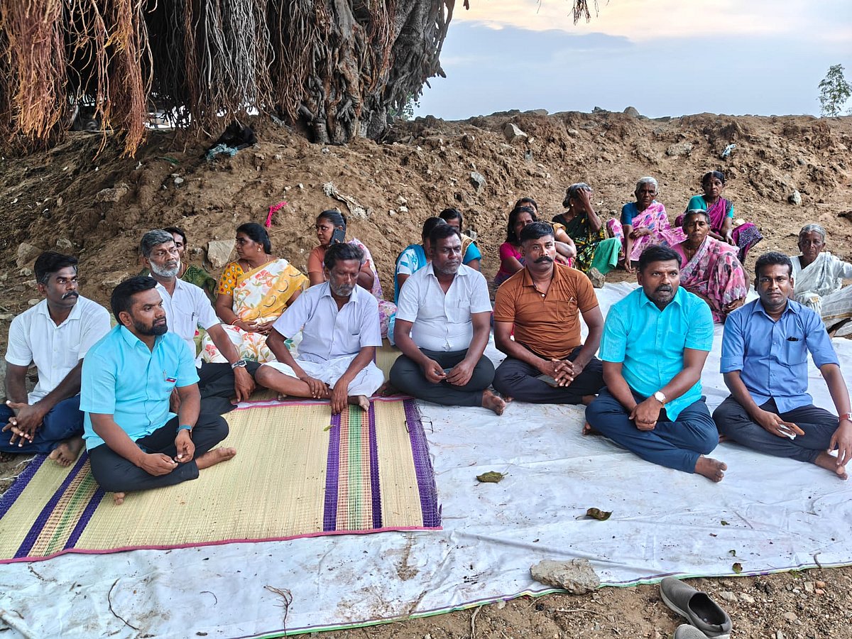 காத்திருப்புப் போராட்டத்தில் கவினின் உறவினர்கள்