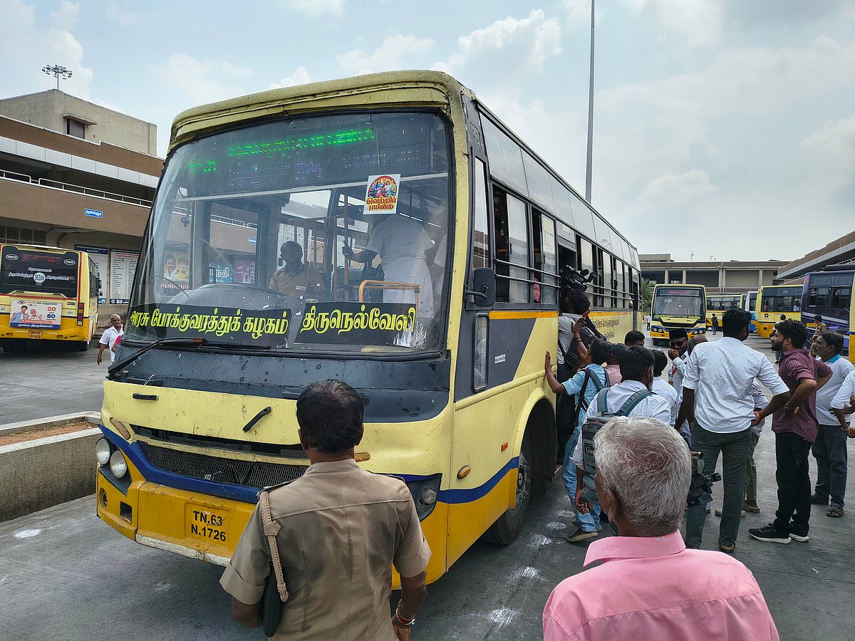 நெல்லை: வெற்றிப் பயணம் திட்டம் இலச்சினை ஸ்டிக்கர்களுடன் புறப்பட்ட பேருந்துகள் தொடக்க விழா.!