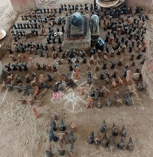 சனி தசை: வெளியே சொல்ல முடியாமல் உள்ளூர அழுகிறீர்களா... பொங்கு சனீஸ்வரரை ஒருமுறை தரிசித்து வாருங்கள் 