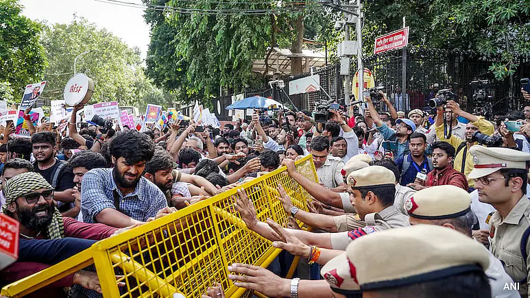 டெல்லி: `ஜந்தர் மந்தரில் போராட்டங்களுக்குத் தடை - மத்திய அரசின் முடிவுக்கு எதிர்க்கட்சிகள் கண்டனம்!