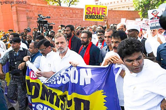 India Bloc March: ராகுல் தலைமையில் கூடிய எதிர்க்கட்சியினர்; பரபரப்பான டெல்லி... பங்கேற்காத திமுக!