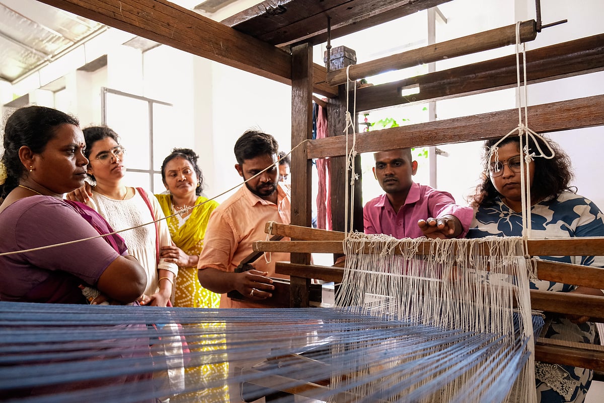 `பாவம் பார்த்து கைத்தறிப் பொருளை வாங்காதீங்க; எங்க உழைப்பை மதிங்க போதும்!- ஐடி ஊழியரின் நெசவு பயணம்