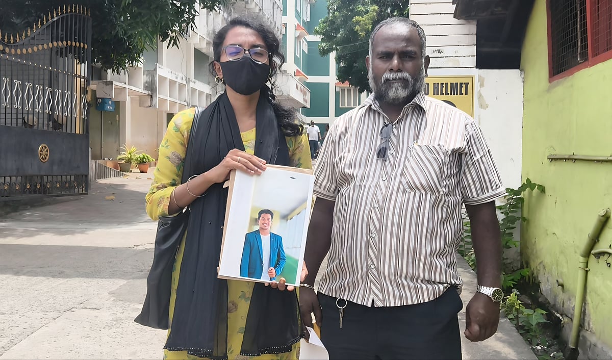 அரசு வேலை வாங்கித் தருவதாக ரூ.15 லட்சம் மோசடி; தவெக அமைச்சருக்குத் தொடர்பா? - காவல்துறை விளக்கம்
