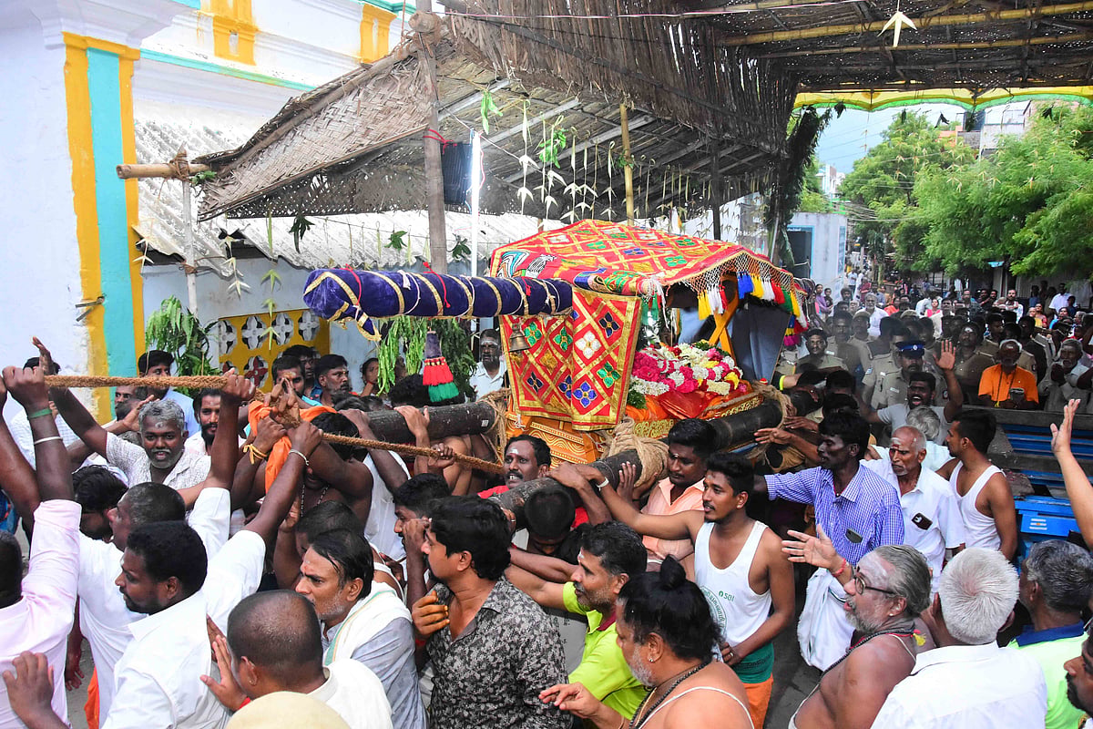 திருப்பரங்குன்றம் மலைமேல் குமரருக்கு வேல் திருவிழா; மழை வேண்டி, விவசாயம் செழிக்க வழிபாடு! Album
